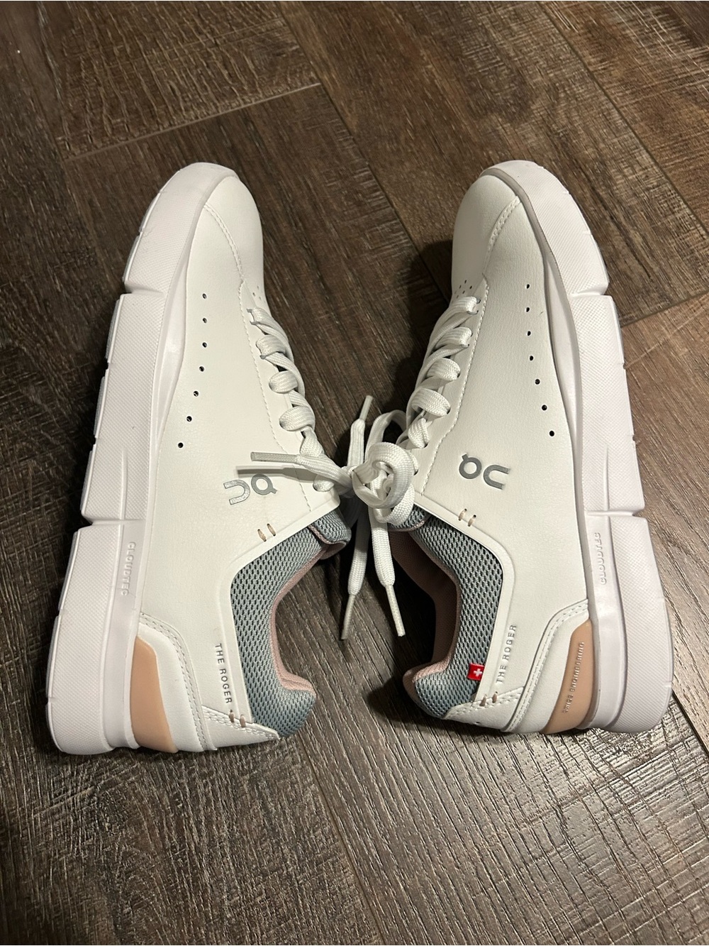 On Running womens' The Roger Advantage Sneakers - White & grey